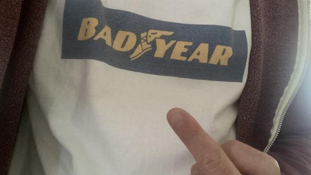 Mein T-Shirt mit dem Goodyear Logo, aber als Bad Year umgetextet