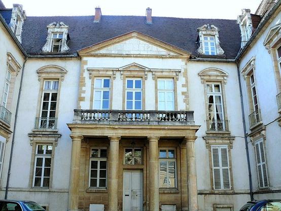 Hôtel du Président Bouhier à #Dijon (#CôteDOr) Construction XVIIe siècle, XVIIIe siècle. Hôtel du Président Bouhier (cad. BP 254) : inscription par arrêté du 25 septembre 1928.
Suite 👉 https://monumentum.fr/monument-historique/pa00112322/dijon-hotel-du-president-bouhier
#Patrimoine #MonumentHistorique
Photo CC-BY-SA 4.0 : MOSSOT