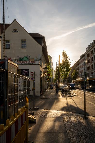Blick entlang des Fußgängerweges der Eisenbahnstraße im Licht der untergehenden Abendsonne.
