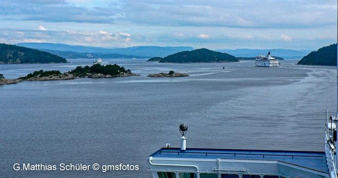 Unterwegs im Oslofjord kleine Insels und ein weiteres Fährschiff voraus