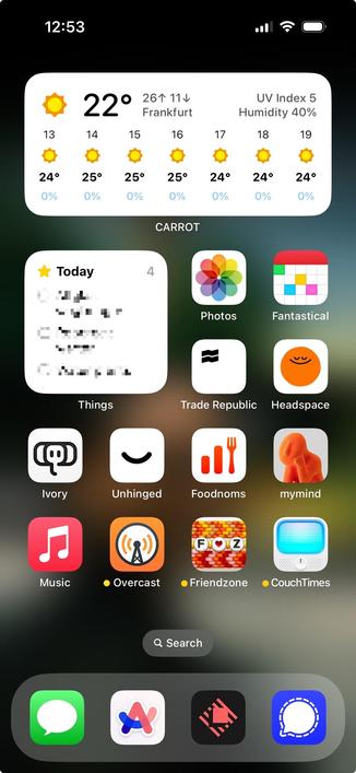 My iOS homescreen has the following structure: CARROT Weather Widget (medium size), Things Widget (small size), Photos, Fantastical, TradeRepublic, Headspace, Ivory, Unhinged, Foodnoms, mymind, Music, Overcast, Friendzone, CouchTimes, Messages, Arc, Raycast, Signal.