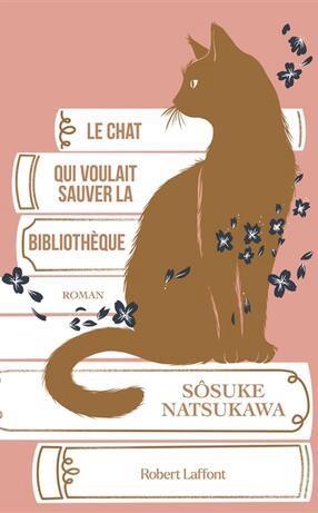 Eine Illustration einer stilisierten orangefarbenen Katze, die neben gestapelten Büchern sitzt. Die Bücher sind mit dem Titel "Le chat qui voulait sauver la bibliothèque" von Sōsuke Natsukawa zusammen mit Blumenmustern beschriftet. Der Hintergrund ist eine zarte rosa Farbe