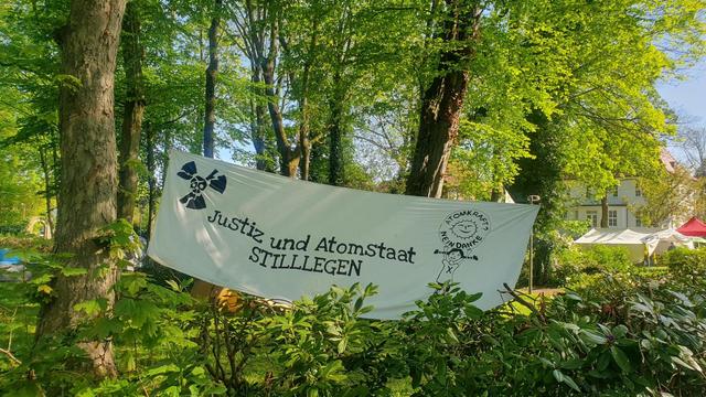 Banner Justiz und Atomstaat stilllegen " auf dem Camp zwischen 2 Bäumen