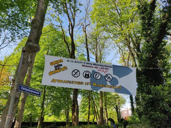 Banner weist auf das Camp am Eingang hin