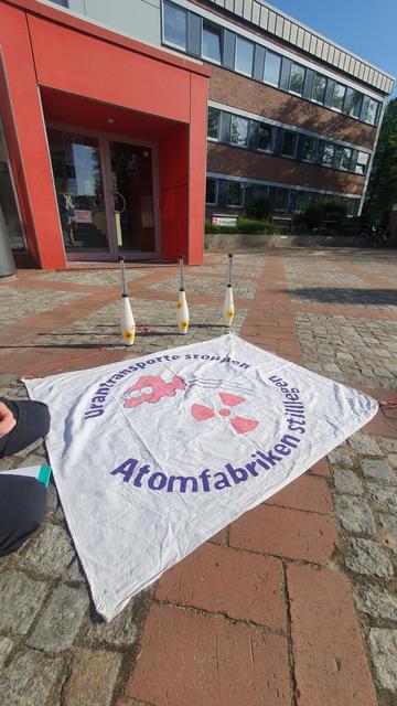 Banner vorm Amtsgericht,  "urantransporte und Atomfabriken stilllegen "
