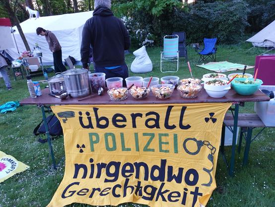 Küfa für alle mit viel lecker Essen und Banner " überall Polizei nirgendwo Gerechtigkeit "