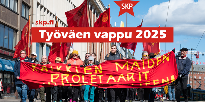 SKP:n työväen vappu 2025 -banneri. Kuvassa vuoden 2024 vappumarssilla olleen SKP:n osion etulinja, jossa joukko ihmisiä pitelee leveätä lakanaa, jossa lukee "kaikkien maiden proletaarit liittykää yhteen". Taustalla liehuu monipuolinen kattaus SKP:n erinäisiä lippuja.