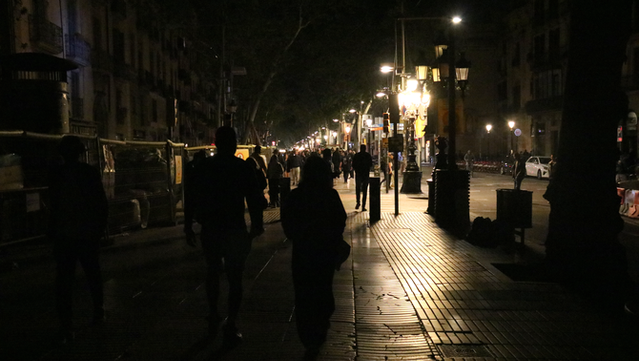 La rambla de Barcelona, a les fosques durant l'apagada elèctrica