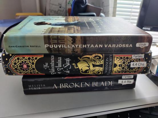 Kansia / Book covers: Puuvilla tehtaan varjossa, The Adventures of Amina al-Sirafi, A Broken Blade