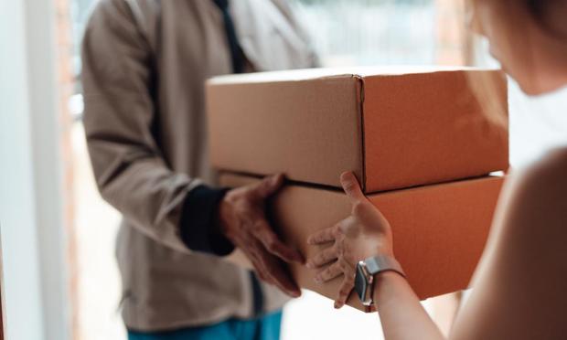 Imagen de una persona entregando un paquete en una vivienda. (Getty Images)