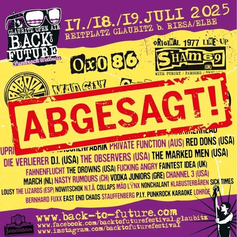 Das Bild zeigt ein Plakat für das "Glaubitz Open Air Back to the Future Punkrock Wellness Festival" am 17./18./19. Juli 2025 im Reitplatz Glaubitz bei Riesa/Elbe. Das Plakat  enthält eine Vielzahl von Punkrock-Bandnamen wie Sham69, OxO86, Mad Sin, Sham69, Die Verlierer, D.I., The Observers, The Marked Men, Fahnenflucht, The Drowns,... Ein großes rotes Siegel mit der Aufschrift "ABGESAGT!" überlagert den Text... 😭