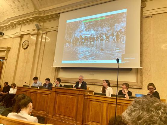 7 personnes, 4 femmes et 3 hommes, interviennent dans une salle de l'Assemblée nationale.