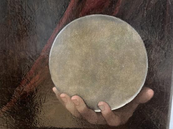 Détail de la sphère du Salvator Mundi, avec ses doigts finement dessinés