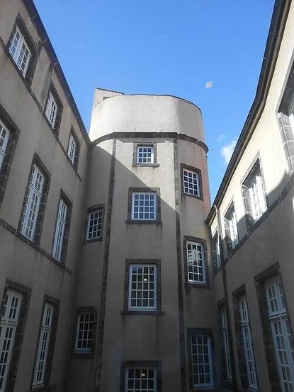 Hôtel Desaix à #Riom (#PuyDeDôme) Hôtel du XVIIe siècle construit par la famille Chazeron. L'édifice se compose de deux parties entourant une petite cour. Le corps de bâtiment le plus ancien, datant du XVIIe si...
Suite 👉 https://monumentum.fr/monument-historique/pa00092280/riom-hotel-desaix
#Patrimoine #MonumentHistorique
Photo CC-BY-SA 4.0 : Aavitus