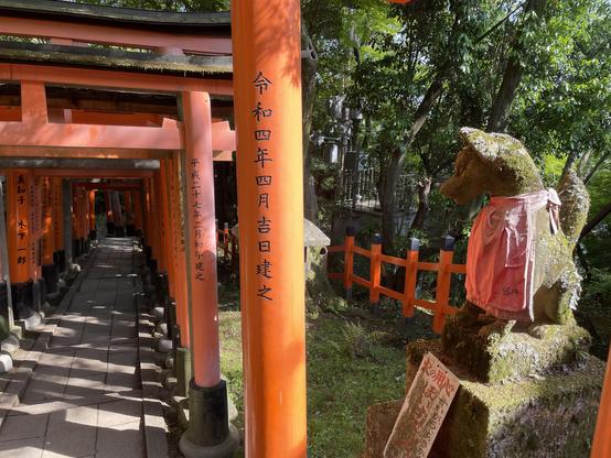 Inari statue looking at multiple torii