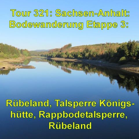Ein kleiner Stausee in ruhiger, natürlicher Umgebung, gesäumt von Bäumen, spiegelt den klaren Himmel und die umgebende Landschaft. Die Stille des Wassers erzeugt eine nahezu perfekte Reflexion der Bäume und des blauen Himmels.