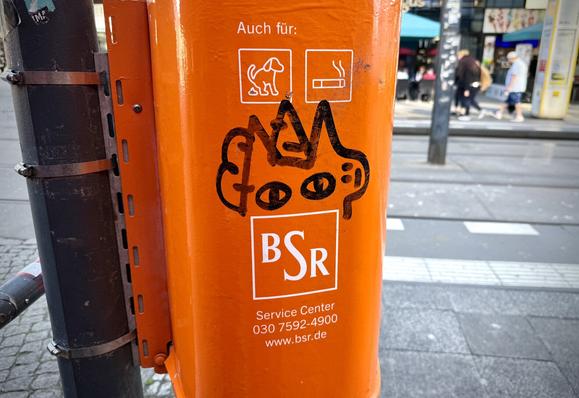 Illustration eines abstrahierten Einhorns auf einem organgen Mülleimer