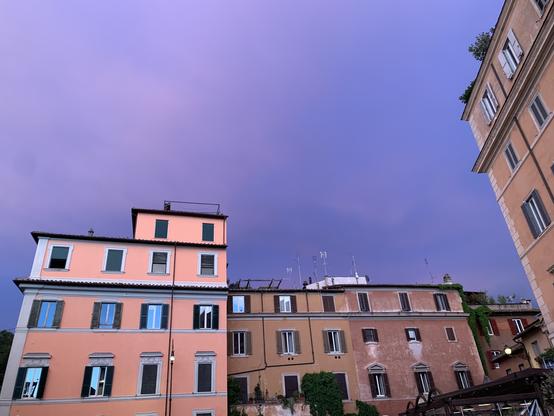 Ein Himmel vor dem Gewitter in ähnlicher rosaner Farbe wie die Hausfassaden.