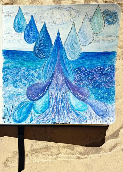 Im kleinen quadratischen Skizzenbuch mit schwarzem Pigmentliner, Aquarellbuntstiften und weißem Gelroller gezeichnet: Mittig ein großer blau melierter Wassertropfen. Seitlich davon oben steigen je drei Tropfen in verschiedenen Blautönen nach oben. Aus dem mittigen Tropfen quellen links und rechts nach unten je drei unterschiedlich blaue Tropfen, in der Mitte ergießt sich nach unten eine Art Wasserfall. Im Hintergrund oben befindet sich Himmel mit ein paar unterschiedlichen Wolken. Darunter ein Streifen ruhiges Meer, unter diesem verschiedene Wellen bzw. Wasserwirbel in hell (links) und dunkel (rechts). Wiederum darunter ein Streifen mit Blasen- bzw. Tupfenstruktur. Unten links befindet angedeuteter Regen, unten rechts angedeutete Schneeflocken.