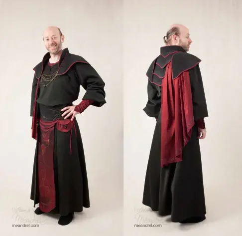 Photo de face et dos d'un costume de mage guerrier : tenue noire et rouge, avec jupe longue et tunique, large ceinture à pan central, et pièce d'armure en haut d'où part une cape plissée.