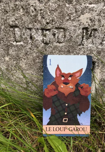 Le loup-garou au cimetière. Carte du jeu Les loups-garous de Saint-Adelphes-du-lac.