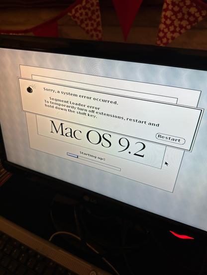 Mac OS 9 boot screen with a Segment Loader Error popup