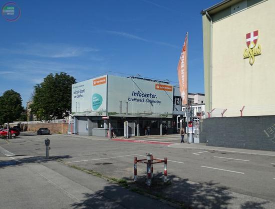 Gebäude von außen mit Text "Infocenter Kraftwerk Simmering"