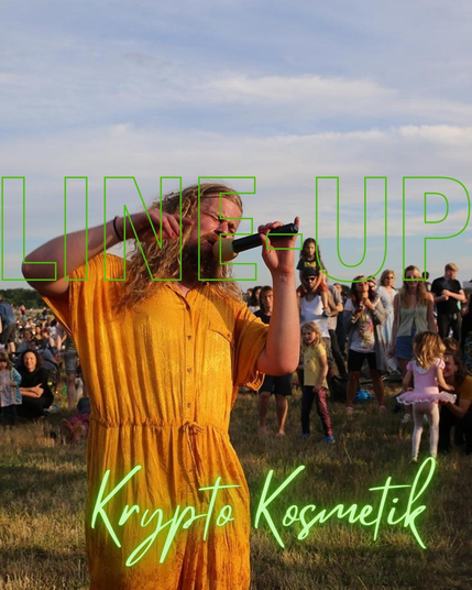 Der Sänger von Kryptokosmetik, ein Mann mit langem blonden Locken und geschminkten Lippen in einem gelbgoldenen Overall, singt auf dem Tempelhofer Feld, viele Menschen (auch Kinder) tanzen im Hintergrund
Text: "Lineup: Krypto Kosmetik"