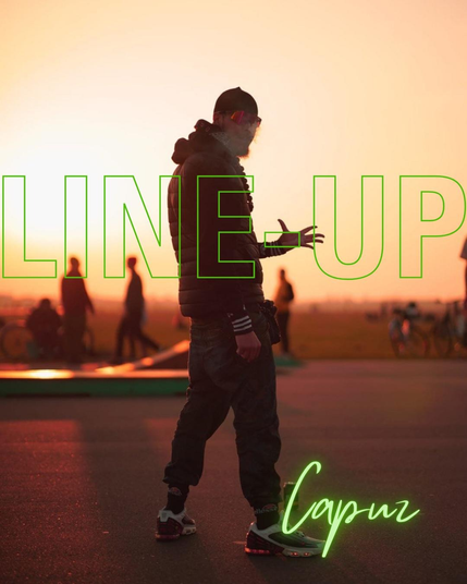 Der Rapper Capuz, ein junger Mann mit Bart und Kapuzenpullover, steht im Sonnenuntergang auf der Skatebahn des Tempelhofer Feldes, Text: "Lineup: Capuz"