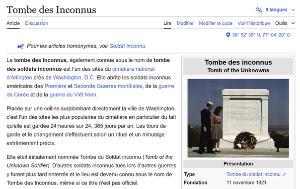 Capture d'écran de l'article Wikipédia en français sur la Tombe des Inconnus, située au cimetière national d'Arlington, près de Washington, D.C. L'image inclut une photographie de la tombe avec deux personnes debout devant elle, et une couronne de fleurs déposée à sa base. L'article décrit l'histoire et la symbolique de la tombe, qui honore les soldats inconnus des guerres majeures des États-Unis.