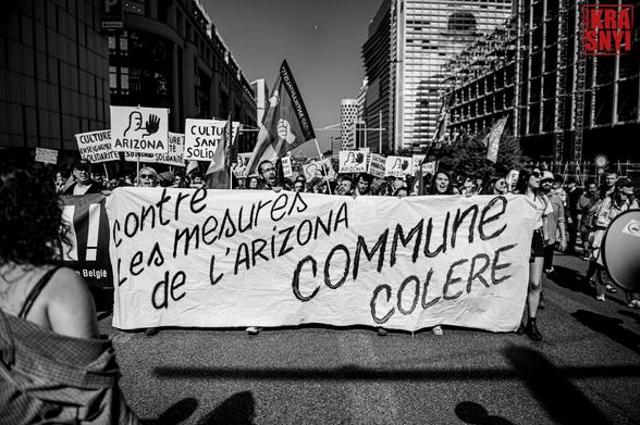 Une banderolle: "CONTRE LES MESURES DE L'ARIZONA, COMMUNE COLÈRE"
