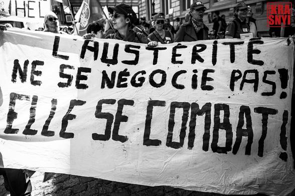 Une banderolle: "L'AUSTÉRITÉ NE SE NÉGOCIE PAS, ELLE SE COMBAT !"