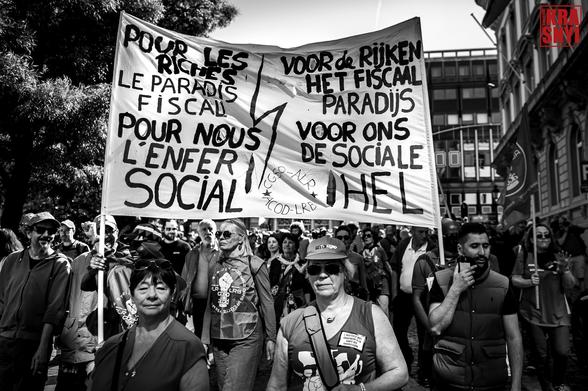 Des manifestants avec une banderolle " POUR LES RICHES LE PARADIS FISCAL, POUR NOUS L'ENFER SOCIAL"