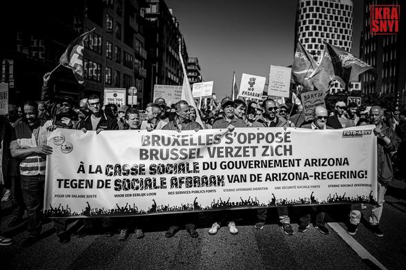 Une banderolle  : "BRUXELLES S'OPPOSE À LA CASSE SOCIALE DU GOUVERNEMENT ARIZONA"