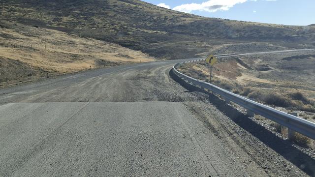 Immer wieder fehlt ein Stück Asphalt. Ohne Vorwarnung.