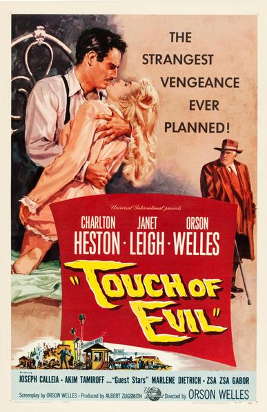 Das historische Filmplakat zeigt Charlton Heston, der Janet Leigh auf dem Bett umarmt. Im Hintergrund Orson Welles mit Stock. Dazu die Darsteller:Innenliste und weitere Angaben sowie dem Text: "The strangest Vengeance ever planned!"
