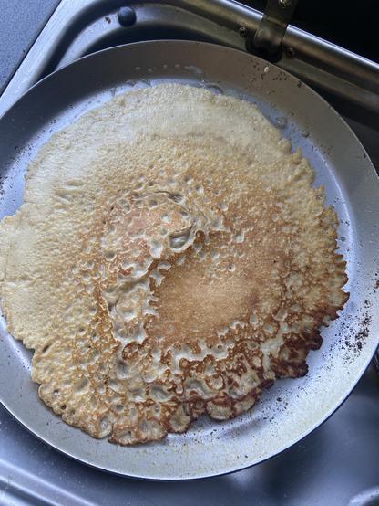 Een pannenkoek in de stalen pan