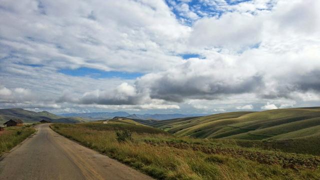 La RN4, les montagnes à l'horizon, et de nombreuses heures de routes avant l'arrivée.