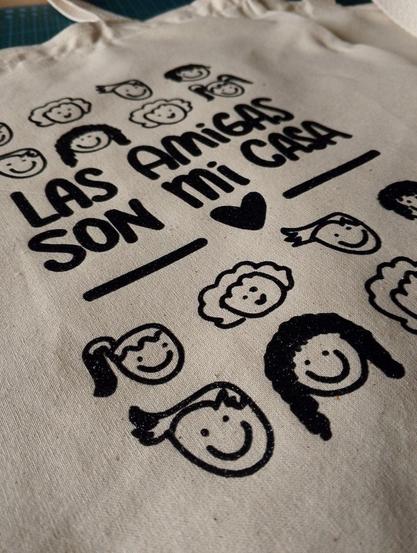 Mismo par de bolsas vistas desde otro ángulo, resaltando sus diseños en vinilo textil negro.