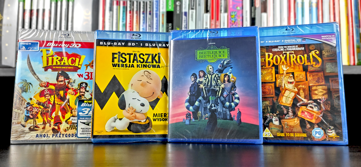 Zdjęcie z comiesięcznymi zdobyczami. Od lewej - film Blu-ray 3D "Piraci!", film Blu-ray 3D "Fistaszki - Wersja Kinowa", film Blu-ray "Beetlejuice, Beetlejuice" oraz film Blu-ray 3D "The Boxtrolls".