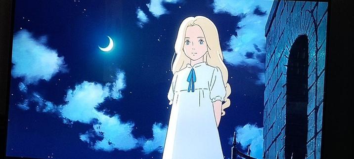 Una chica rubia dibujada al estilo Ghibli de ojos azules en camisón de noche tras ella se ve la luna