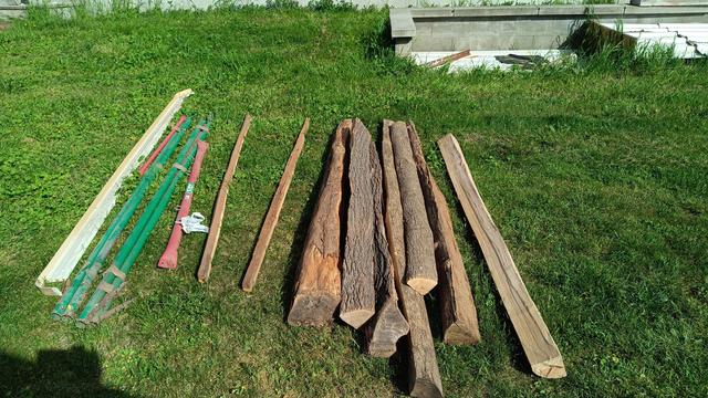 Auf einer Wiese liegen verschiedene gespaltene Holzstück von ca 2 m Länge

Darunter Ahorn, Esche, Eibe

Daneben liegen noch ein paar Rohre einer alten Schaukel