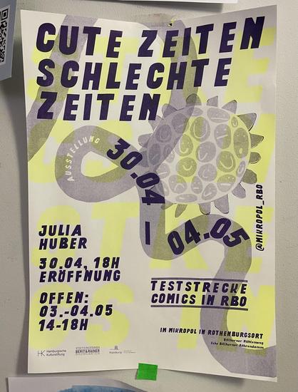 A risographed poster in dark blue and fluorescent yellow. 
A blue twisting ribbon is running from top left to bottom right in the background. Big letters are printed in the background in fluorescent yellow, such as »STRE«.

Text is overprinted in the foreground in dark blue. It reads: »Cute Zeiten // Schlechte // Zeiten«
At the bottom left: »JULIA HUBER

30.04, 18H
ERÖFFNUNG

OFFEN:
03.–04.05
14–18H«
 
And at the bottom right: »TESTSTRECKE
COMICS IN RBO
IM MIKROPOL IN
ROTHENBURGSORT
Billhorner Mühlenweg
Ecke Billhorner Röhrendamm«