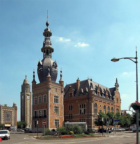 Hôtel de ville à #Comines (#Nord) Après la Première Guerre mondiale, la commune a fait appel à l'architecte Louis-Marie Cordonnier pour la reconstruction du beffroi et de l'hôtel de ville. Celui-ci a été inaugu...
Suite 👉 https://monumentum.fr/monument-historique/pa59000068/comines-hotel-de-ville
#Patrimoine #MonumentHistorique
Photo CC-BY-SA 4.0 : Velvet