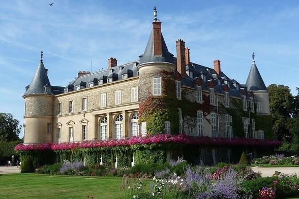 Domaine de Rambouillet à #Rambouillet (#Yvelines) En 1374, Jean Bernier transforma son manoir en un véritable château-fort dont le plan pentagonal et la grosse tour ont subsisté jusqu'à nos jours. Le château fu...
Suite 👉 https://monumentum.fr/monument-historique/pa00087581/rambouillet-domaine-de-rambouillet
#Patrimoine #MonumentHistorique
Photo CC-BY-SA 4.0 : Jules78120