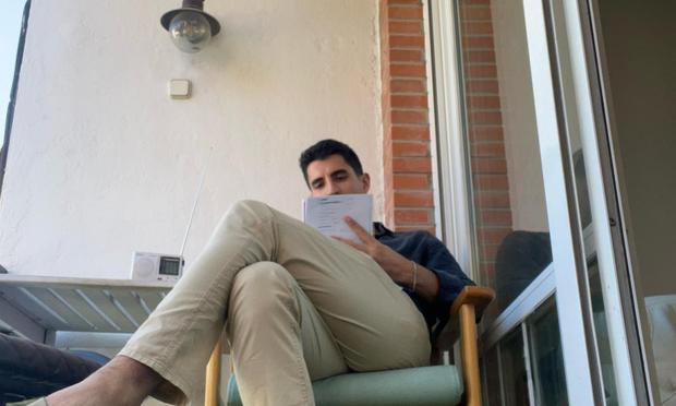 Javier Borràs junto a su nueva radio en día del apagón (Imagen cedida por Javi Borràs)