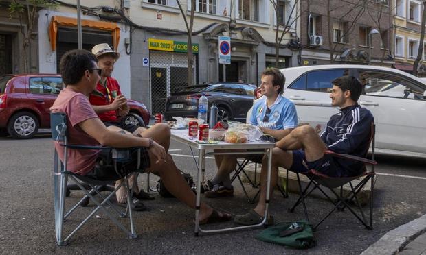 Grupo de amigos en Madrid durante el apagón. (GTRES)