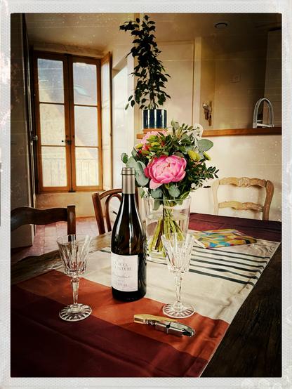 Fleurs et bouteille de vin blanc de Vézelay