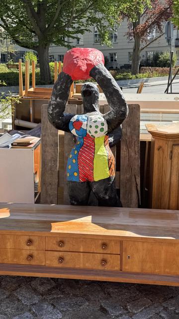 Ausgeräumte Möbel und Engelsfigur mit Herz in der Hand