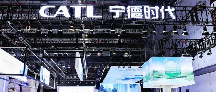 <p>車載電池世界最大手の中国CATL（寧徳時代）は4月21日、上海モーターショーに先立ち「スーパーテックデー」を開催し、第二世代「神行超充電池（Shenxing）」、ナトリウムイオン電池「鈉新（Naxtra）」、デュアルパワー電池「驍遥（Freevoy）」という3つの新たな電池技術を発表した。</p>
<p>第二世代の神行電池は800kmという長い航続距離と、最大12Cという高い充電レートを両立させた。12Cとは75km走行できる電力をわずか30秒間で充電できる性能だ。これは、中国電気自動車（EV）大手のBYD（比亜迪）が発表した10Cの急速充電技術に対して、CATLが打ち出した強力な対抗策とみられる。この電池は今年中に、67車種のEVに搭載されるという。</p>
<p>ナトリウムイオン電池の「鈉新」は、「麒麟」「神行」「天行」に続くCATLの新たな電池として、今年12月の量産開始を予定している。</p>
<p>エネルギー密度は175Wh/kgに達し、航続距離はEVなら500km以上、プラグインハイブリッド車（PHV）のEV走行でも200km以上を実現しており、普段の通勤や近距離の移動に使うには十分だ。加えて、低温時の性能や急速充電の面で大きな進歩を遂げたことも注目に値する。</p>
<p>鈉新電池は、零下40度の超低温環境でも容量の90％を維持し、充電レートは最高5Cに達する。低温時の性能が向上したことで、中国北方の寒冷地でも新エネルギー車の普及が見込めるようになる。CATLが計画通りに年内に鈉新電池の量産を開始すれば、新エネルギー車市場のさらなる拡大につながると期待される。</p>
<p>そして一番の目玉は、デュアルパワー電池「驍遥」の発表だ。この革新的な電池は、1つの電池パックの中に2つの独立したエネルギーゾーンを設けるという新たな手法を採用、いわば1つの電池システムに2つの小型電池システムを組み込んだ構成となっている。小型電池システムには、それぞれ異なる材料を使ったセルを搭載し、相互にエネルギーを補完することで、単一材料を用いた電池システムの弱点を補うことができる。</p>
<p>特筆すべきは、「自己生成負極技術」を採用し、電池の体積エネルギー密度が60％、質量エネルギー密度も50％向上した点だ。この技術を活用すれば、同じサイズの電池パック内にいっそう多くのエネルギーを確保できるようになり、これまで以上に長い航続距離の実現が可能になる。</p>
<p>CATLはデュアルパワー電池の組み合わせとして主な4種類を紹介した。</p>
<p>1）ナトリウム・鉄デュアルパワー：鈉新電池とリン酸鉄リチウム自己生成負極電池を組み合わせ、低温環境に強く、航続距離は700km。<br />
2） 鉄・鉄デュアルパワー：第二世代神行超充電池とリン酸鉄リチウム自己生成負極電池で構成される。7分間で10％から80％に充電できる急速充電を特徴とし、航続距離は1000kmを突破。<br />
3）三元・鉄デュアルパワー：三元系電池とリン酸鉄リチウム自己生成負極電池で構成される。航続距離と駆動力を兼ね備え、電力量が残り20％でも600kW以上の出力を維持し、V12エンジンに匹敵するパワーを実現する。<br />
4） 三元・三元デュアルパワー：三元系電池と三元系自己生成負極電池を組み合わせ、高いエネルギー密度を実現、航続距離は1500km以上。</p>
<p>驍遥電池の登場により、車載電池業界はついに「マルチパワー時代」に突入した。従来の電池は標準化に重きが置かれて
